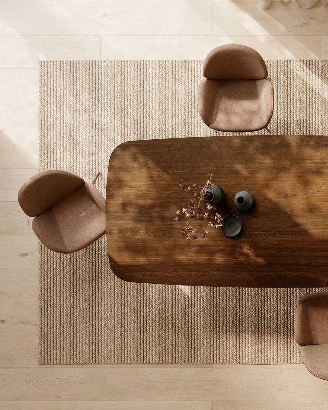 Nya Holztisch in Nussbaum, Draufsicht mit beigen Stühlen auf Teppich in minimalistischem Wohnraum.