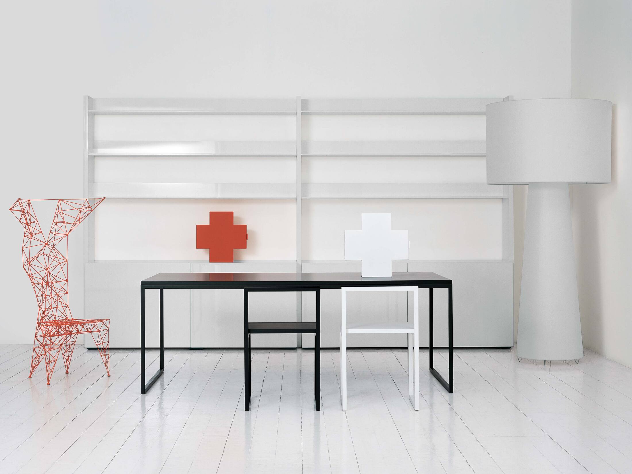 Medizinschrank PO_9208B Cross von Cappellini mit rotem Kreuz, weiße Wandmontage in minimalistischem Büro-Setting.
