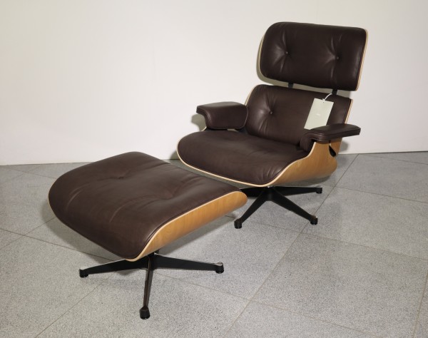 Lounge Chair mit Ottomann, Schale amerikanischer Kirschbaum, Leder Natural chocolate von Vitra