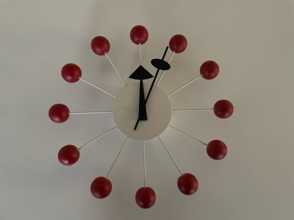 Wanduhr Ball Clock in rot von Vitra