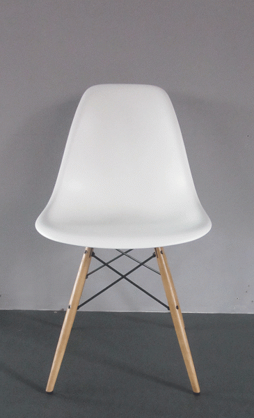 Stuhl Eames Plastic Side Chair DSW mit weißer Sitzschale, Gestell Esche honigfarben von Vitra