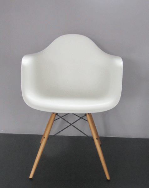Armlehnstuhl DAW von Vitra, Sitzschale Farbe weiß (04), Gestell Ahorn gelblich